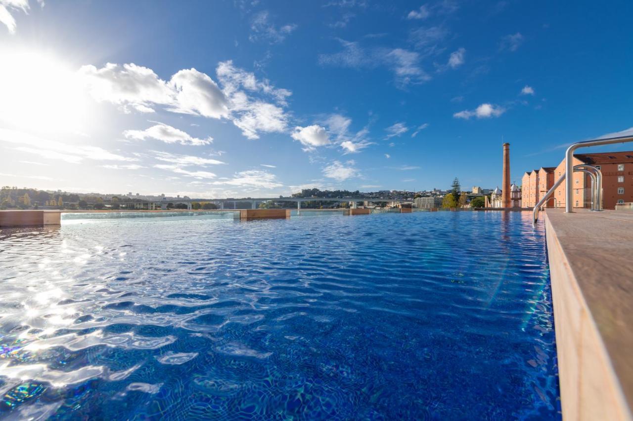 Pestana Douro Riverside - Preferred Hotels & Resorts, Lifestyle Valbom  Dış mekan fotoğraf The rooftop pool at the hotel